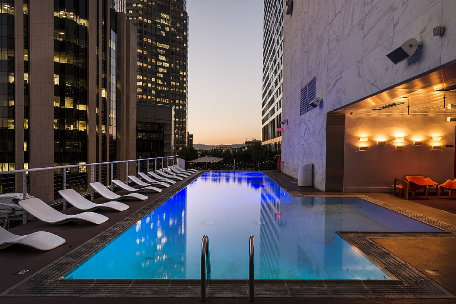 Siteame Fournitures Electrique Nice Canva Pool At A Hotel